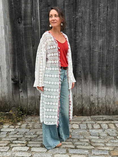 Bild mit warmweißem Spitzenstoff mit Blumenmuster – online erhältlich bei Šarlotes audumi