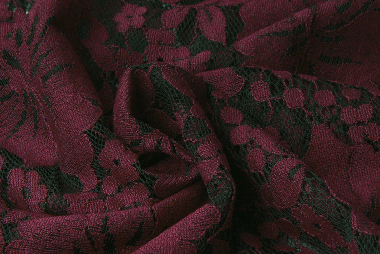 Image avec tissu en dentelle à fleurs rouge foncé 110 g/m² – disponible chez Šarlotes audumi
