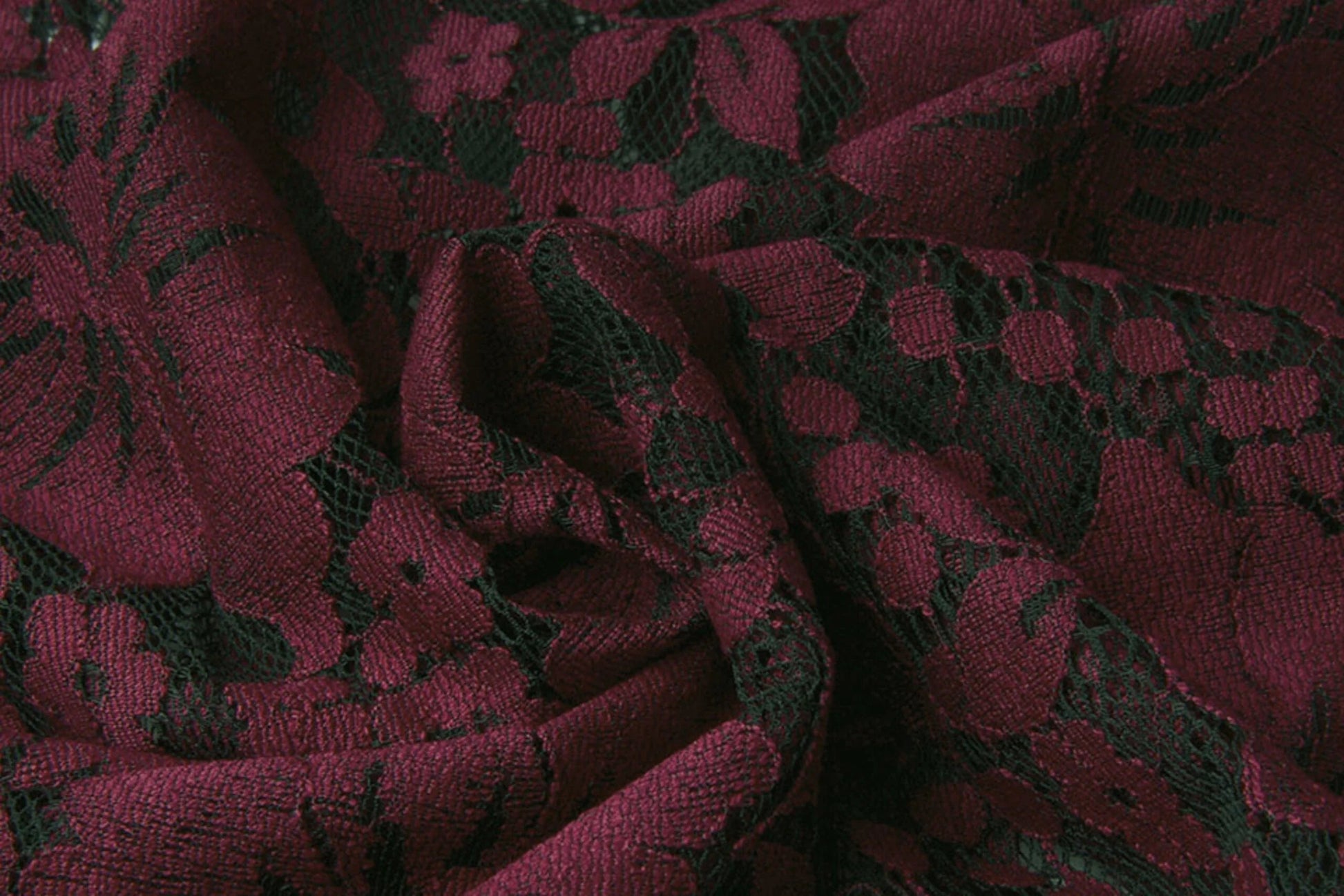 Image avec tissu en dentelle à fleurs rouge foncé 110 g/m² – disponible chez Šarlotes audumi