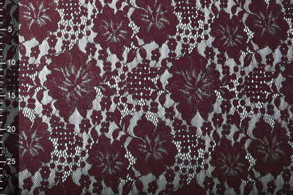 Image de tissu en dentelle - fleurs rouge foncé 110 g/m² – disponible chez Šarlotes audumi