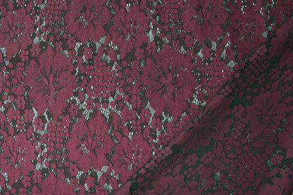 Image de tissu en dentelle à fleurs rouge foncé 110 g/m² – disponible chez Šarlotes audumi