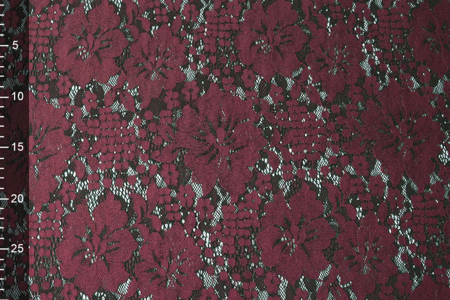 Image de tissu en dentelle - fleurs rouge foncé 110 g/m² – disponible chez Šarlotes audumi
