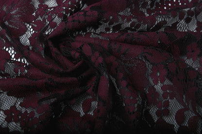Image de tissu en dentelle - fleurs rouge foncé 110 g/m² – disponible chez Šarlotes audumi
