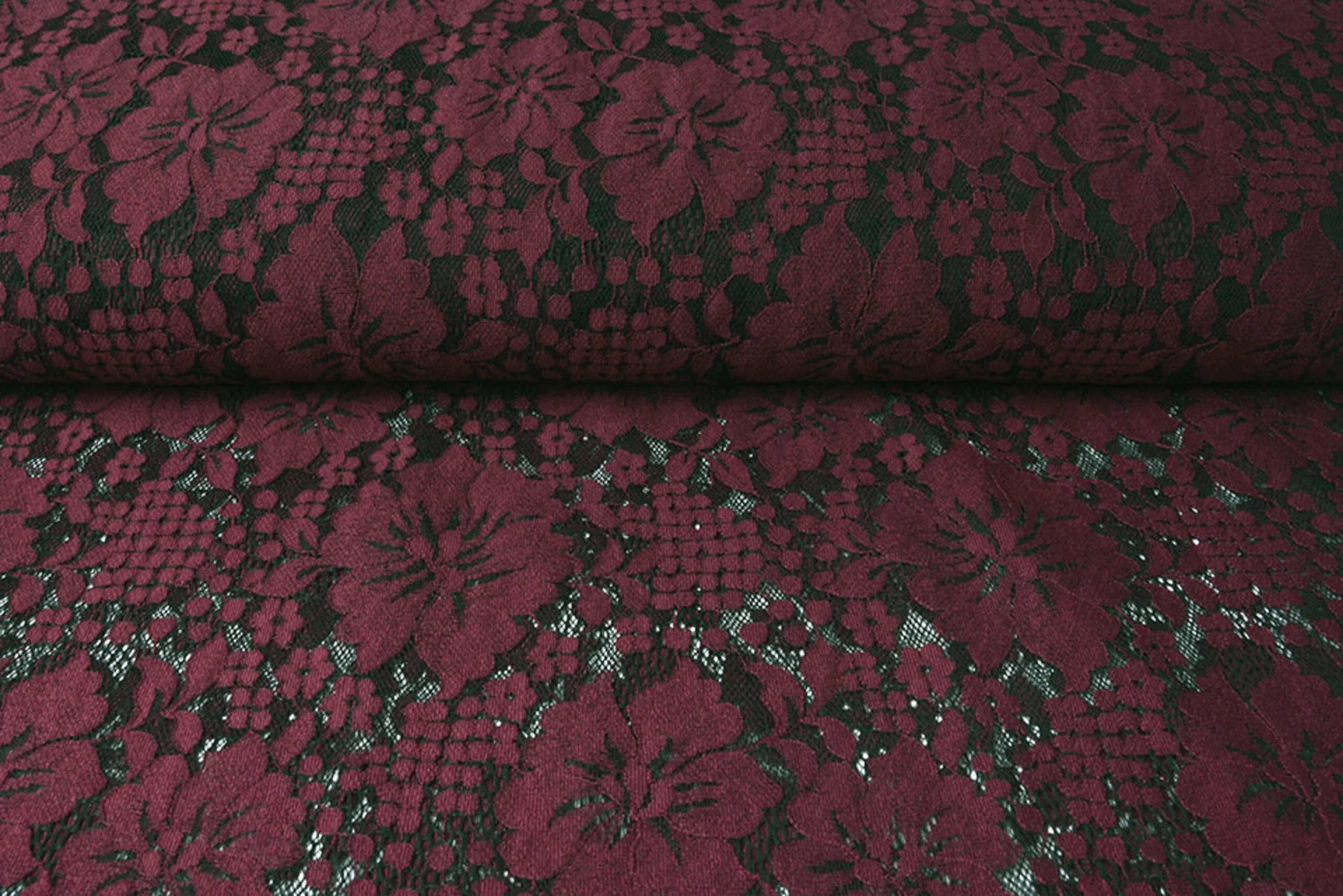 Image de tissu en dentelle - fleurs rouge foncé 110 g/m² – disponible chez Tissus de Charlotte