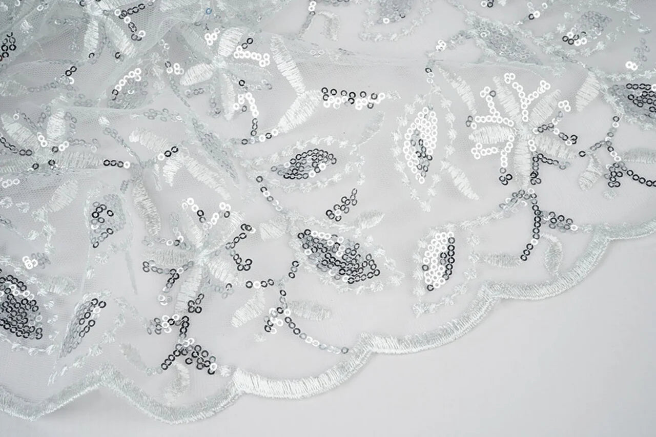 Attēls ar Mežģīņu audums|Izšūts tills ar fliteriem 160 g/m² - sudraba – pieejams Šarlotes audumi