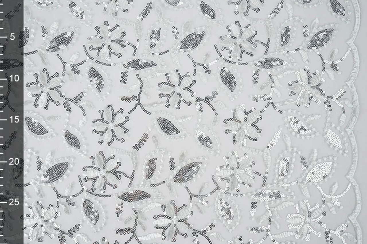 Attēls ar Mežģīņu audums|Izšūts tills ar fliteriem 160 g/m² - sudraba – pieejams Šarlotes audumi