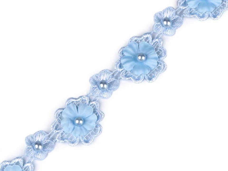Image de ruban en dentelle avec fleurs 3D et perle, 30 mm - bleu clair – disponible chez Šarlotes audumi