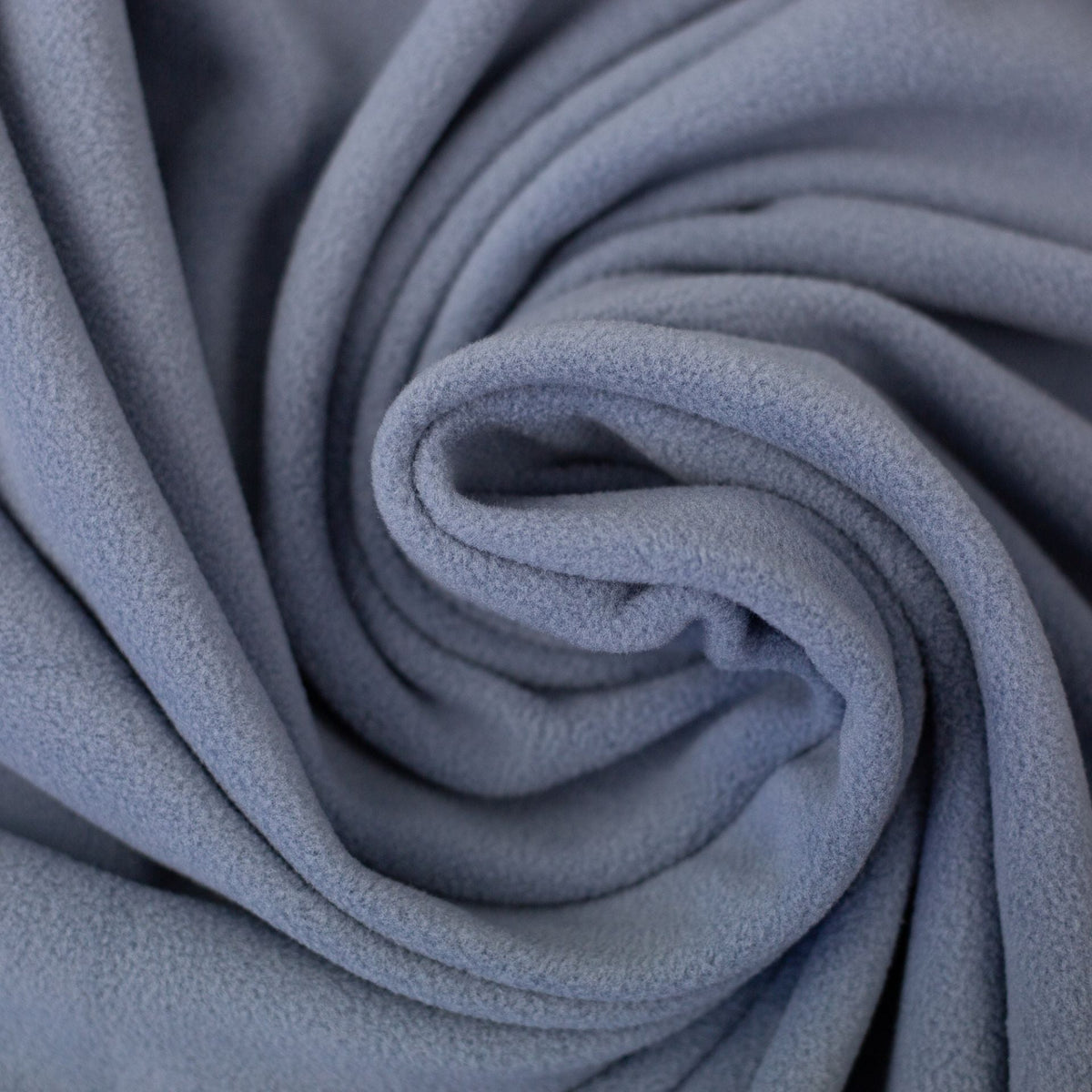 Bild mit Mikrofleece – weicher Fleece-Stoff für Kleidung, blaugrau – online erhältlich bei Šarlotes audumi