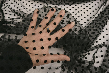 alt
Image de tulle doux noir à petits pompons – disponible en ligne chez Šarlotes audumi