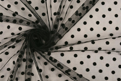 Image de tulle doux à pois en velours noir – disponible en ligne chez Šarlotes audumi