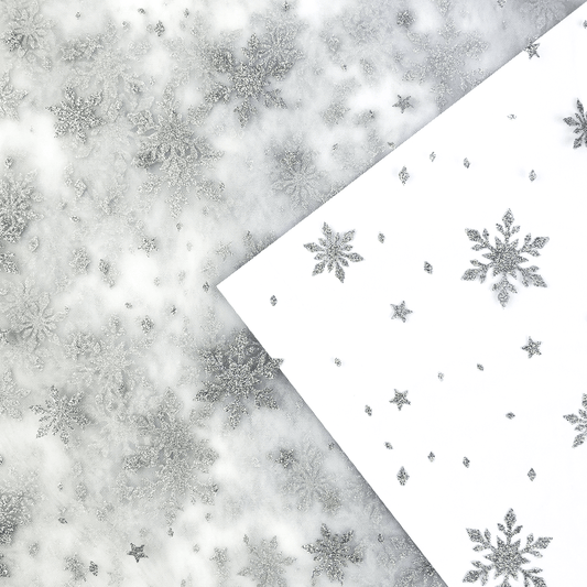 Attēls ar Mīksts tills ar sudraba sniegpārsliņām - balts 30 g/m² – pieejams Šarlotes audumi