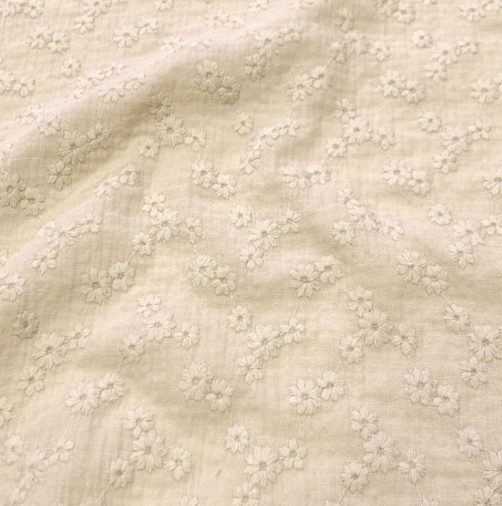 Attēls ar Muslīns ar izšuvumu - bēši ziedi 180 g/m² – pieejams Šarlotes audumi