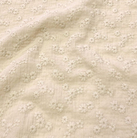 Attēls ar Muslīns ar izšuvumu - bēši ziedi 180 g/m² – pieejams Šarlotes audumi