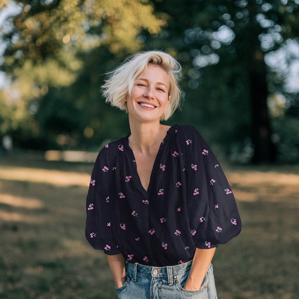 Attēls ar Muslīns - izšūtas puķes uz tumši zila fona 130 g/m² – pieejams Šarlotes audumi