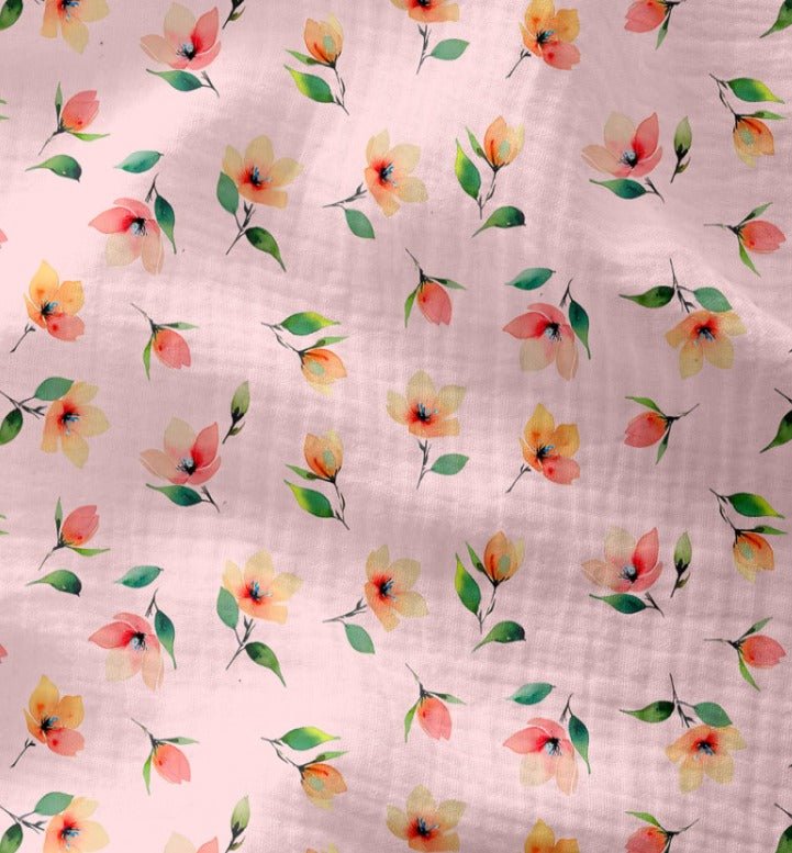 Image de mousseline à petites fleurs sur fond rose 120 g/m² – disponible chez Šarlotes audumi