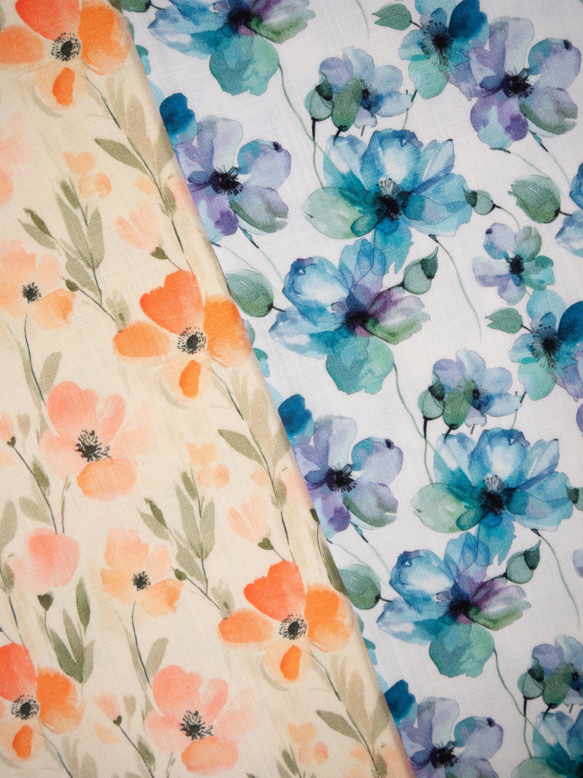 Attēls ar Muslīns - zili ziedi 130 g/m² – pieejams Šarlotes audumi