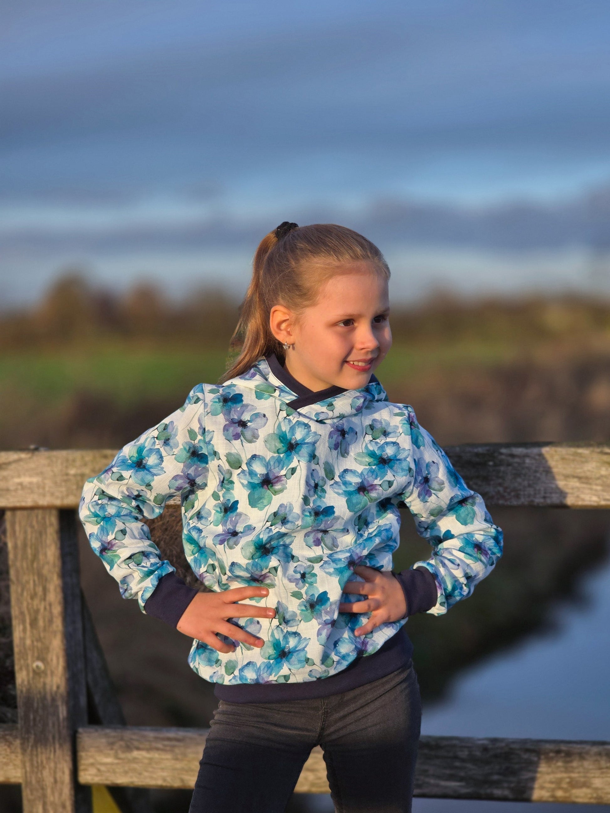 Attēls ar Muslīns - zili ziedi 130 g/m² – pieejams Šarlotes audumi