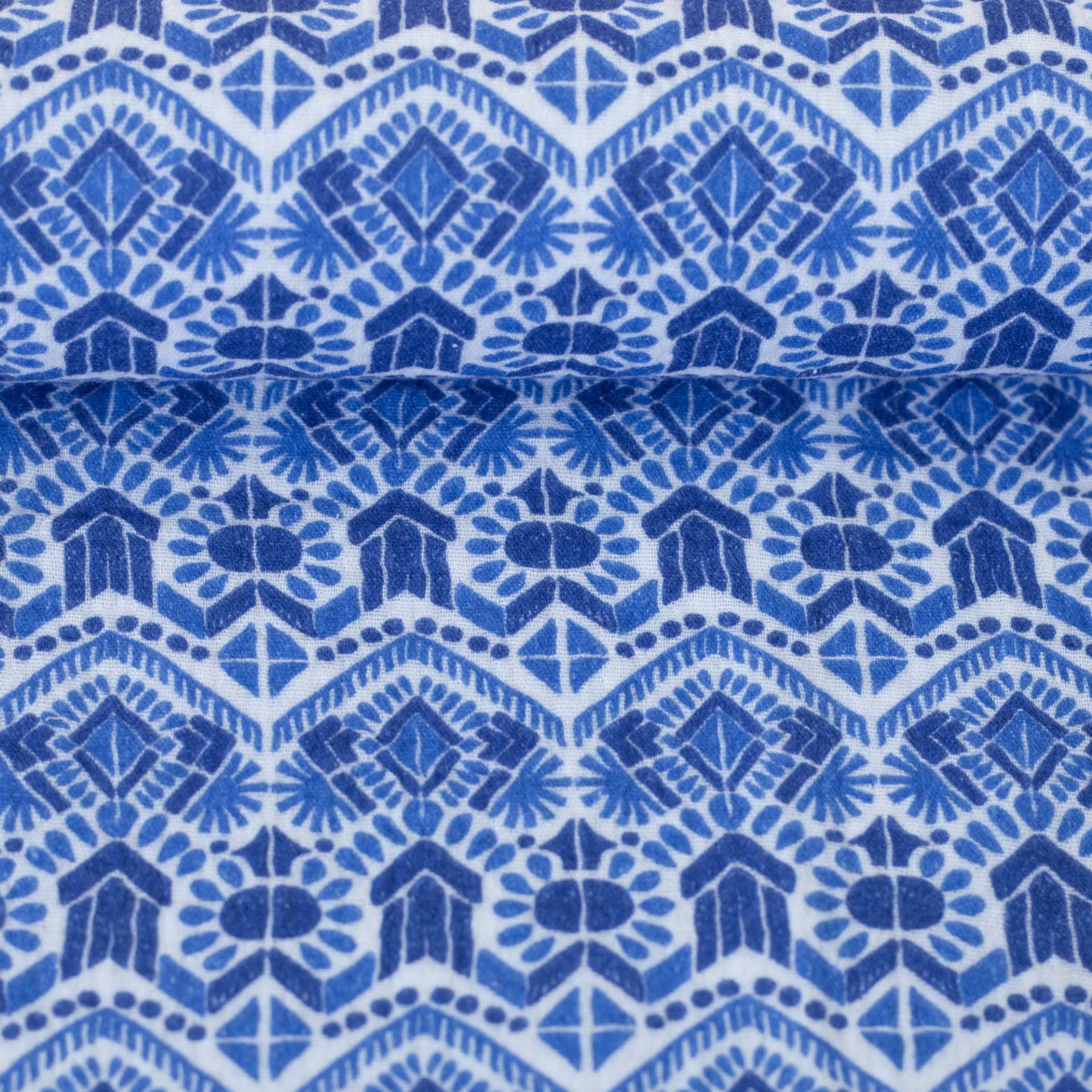 Attēls ar Muslīns - zils ģeometrisks raksts 130 g/m² – pieejams Šarlotes audumi