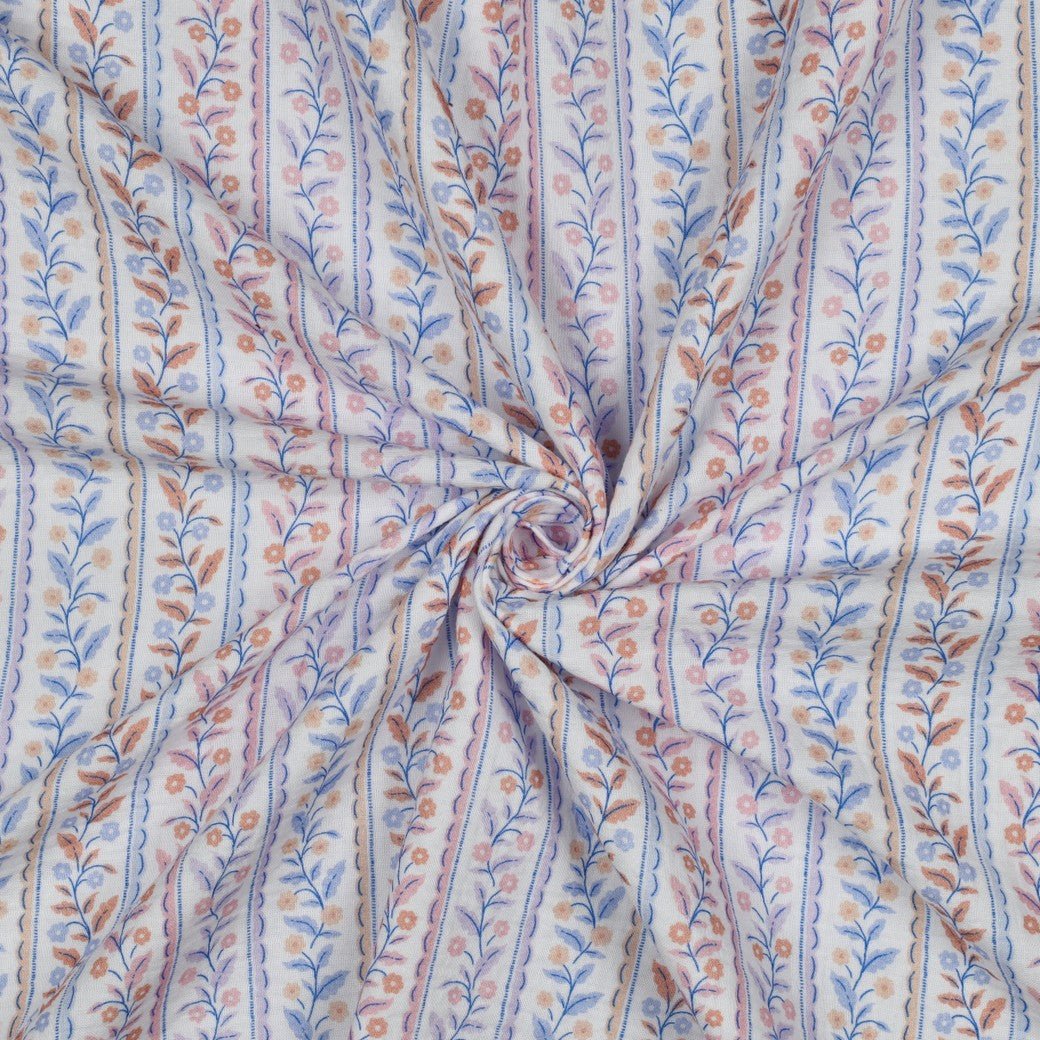 Image de muslin - motif de lignes bleues et de feuilles 120 g/m² – disponible chez Šarlotes audumi
