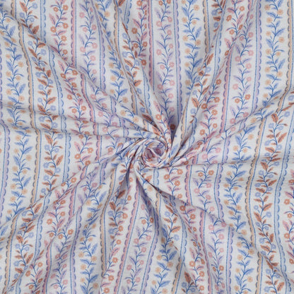 Image de muslin - motif de lignes bleues et de feuilles 120 g/m² – disponible chez Šarlotes audumi