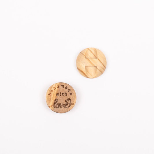 Bild mit Olivenholzknopf „Handmade with love“, 15 mm – online bei Šarlotes audumi erhältlich