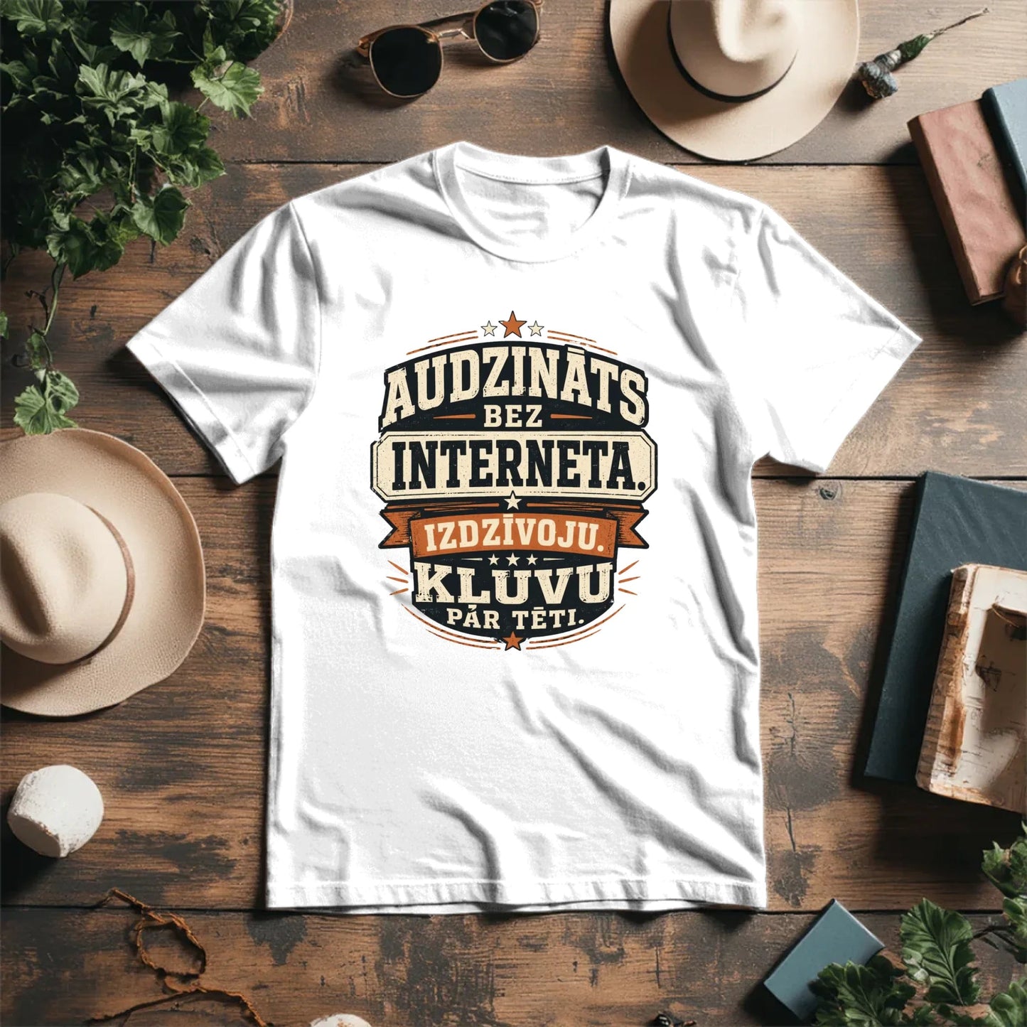 Image avec t-shirt en coton biologique « Élevé sans internet. J’ai survécu. Je suis devenu papa. » – disponible en ligne chez Šarlotes audumi