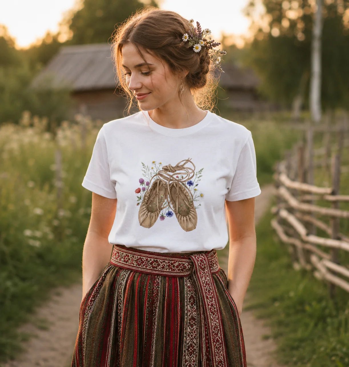 Bild mit T-Shirt aus Bio-Baumwolle „Pastalas“ – erhältlich bei Šarlotes audumi