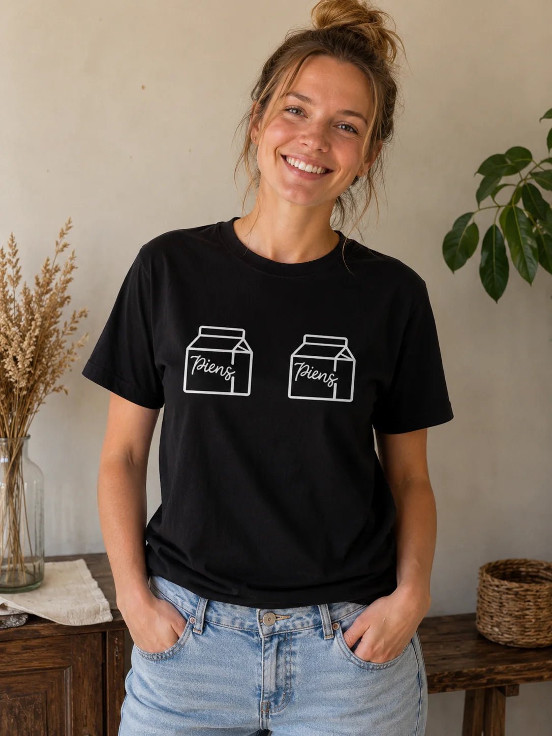 Image du T-shirt en coton biologique « Lait » – disponible en ligne chez Šarlotes audumi