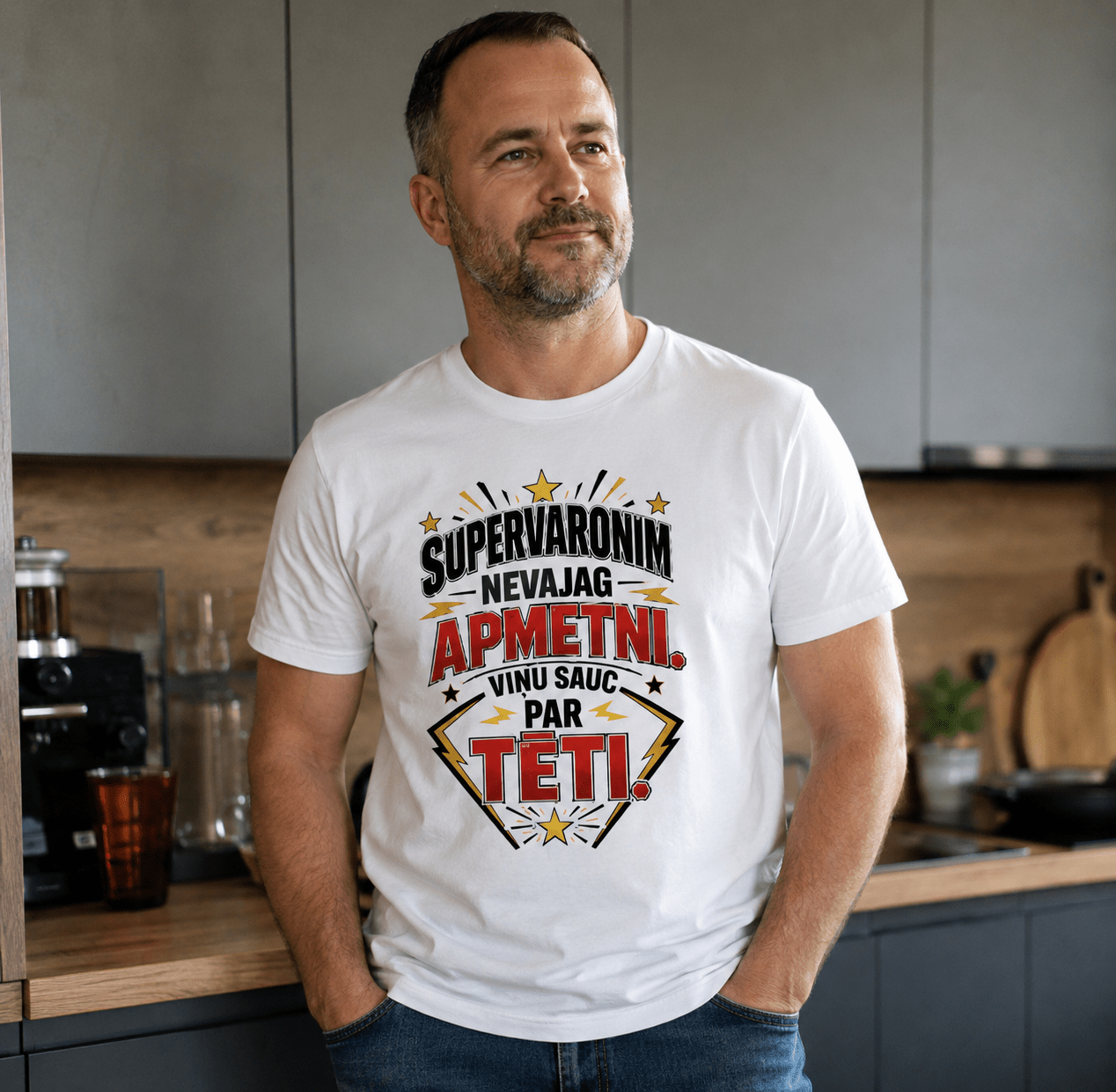 Image avec T-shirt en coton bio « Super-héros n’a pas besoin de cape. On l’appelle papa. » – disponible en ligne chez Šarlotes audumi