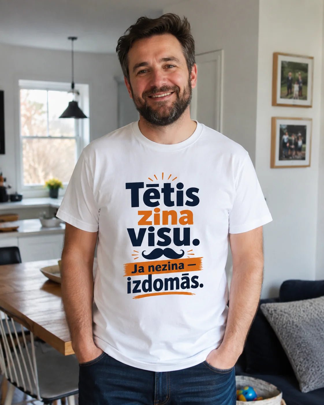 Image du T-shirt en coton bio « Papa sait tout. S’il ne sait pas, il inventera. » – disponible en ligne chez Šarlotes audumi