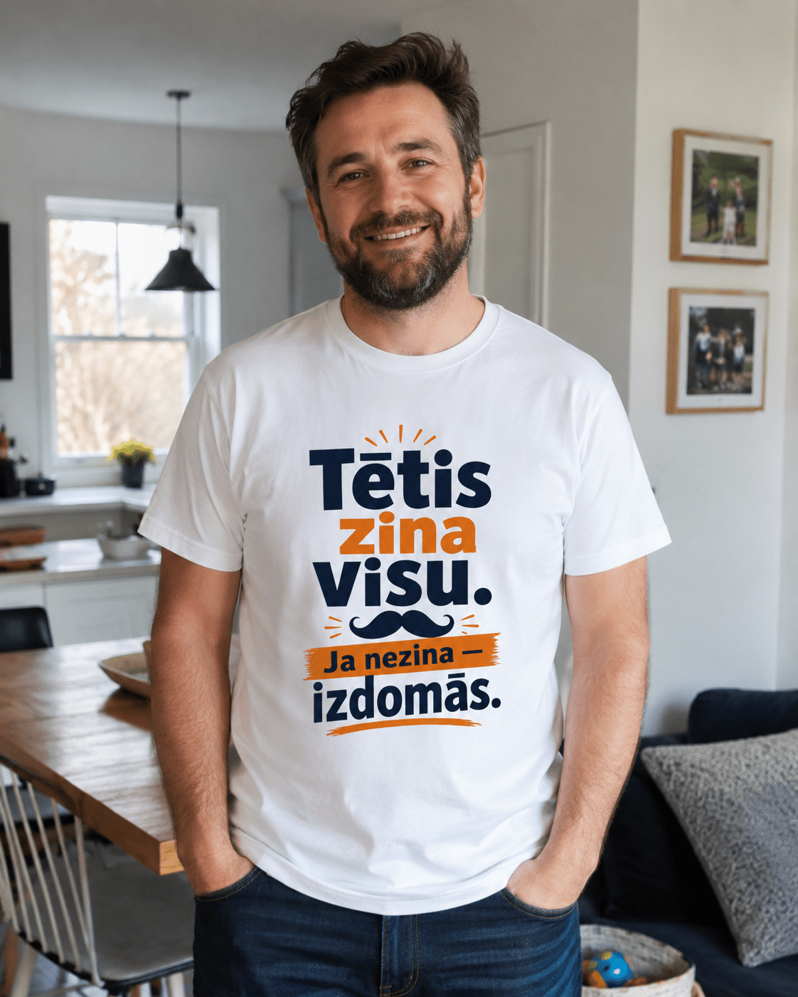 Image du T-shirt en coton biologique « Papa sait tout. S’il ne sait pas, il inventera. » – disponible en ligne chez Šarlotes audumi