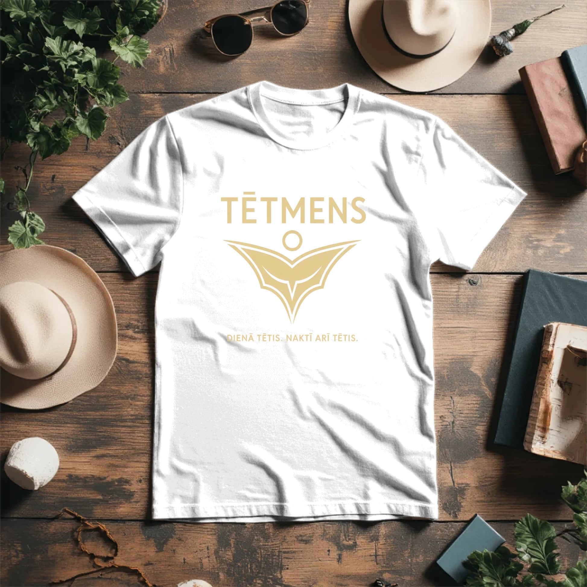 Image du t-shirt en coton biologique « TĒTMENS » – disponible en ligne chez Šarlotes audumi