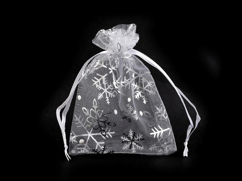 Bild eines Organzas-Geschenksäckchens mit Schneeflocken 9 × 12 cm – online erhältlich bei Šarlotes audumi