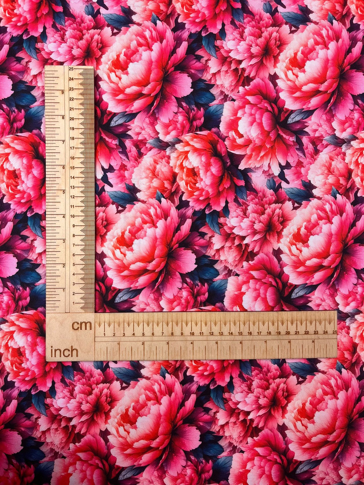 Tissu Oxford à motif pivoines 220 g/m², déperlant, pour sacs et housses – disponible chez Šarlotes audumi