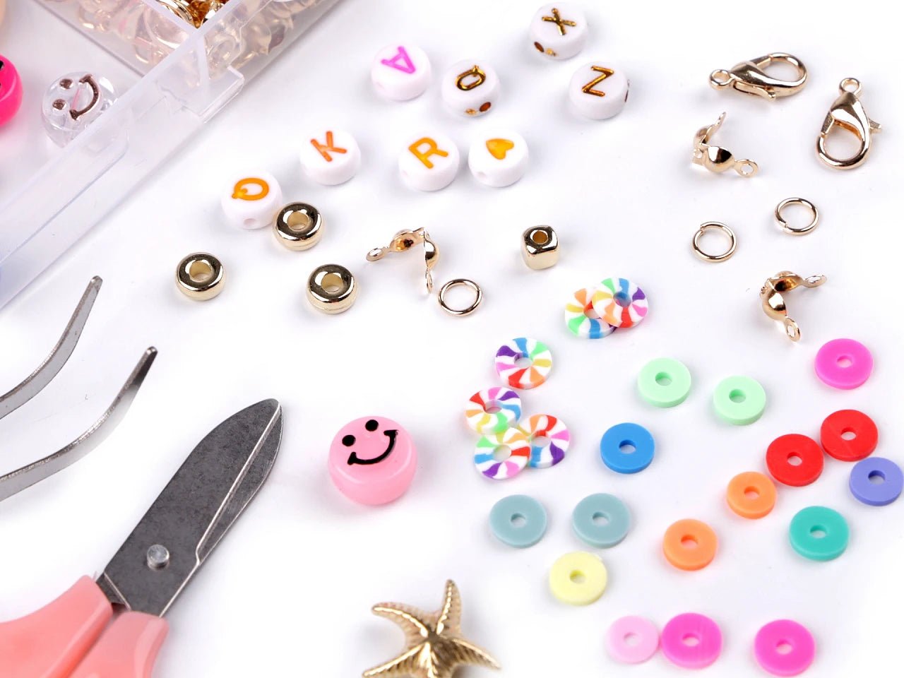 Bild mit Perlen-Set zur Herstellung von Armbändern und Schmuck mit Werkzeugen – online erhältlich bei Šarlotes audumi