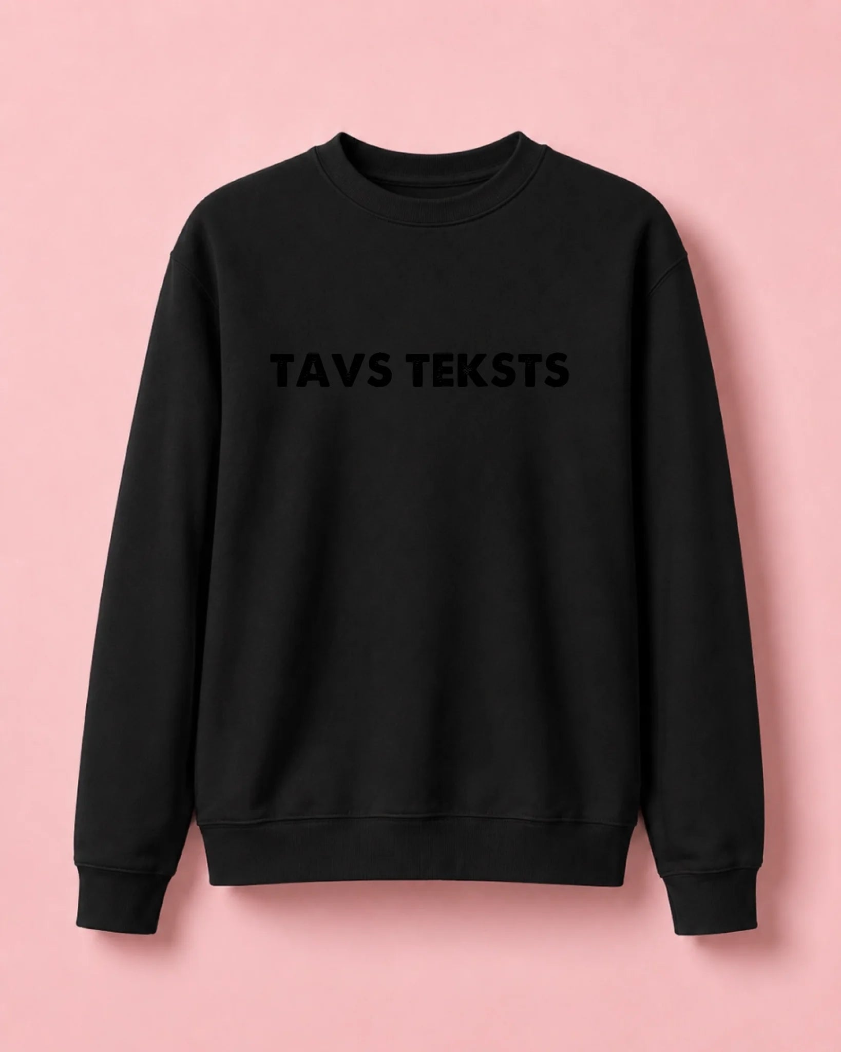 Image d’un sweat personnalisé avec votre texte, noir – disponible en ligne chez Šarlotes audumi