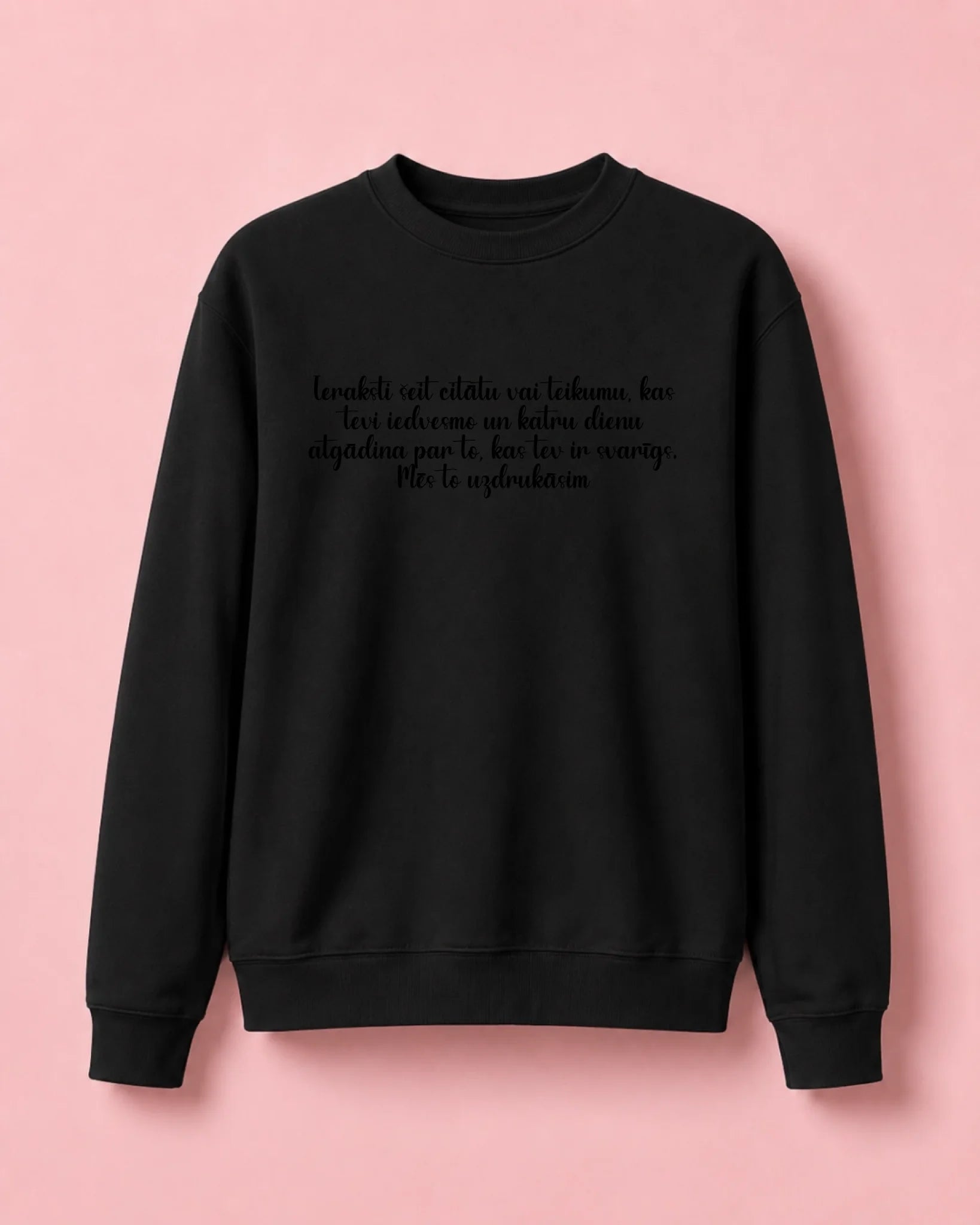 Image d’un pull personnalisé avec texte-noir – disponible en ligne chez Šarlotes audumi