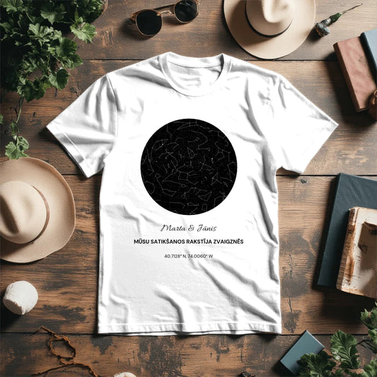 Bild mit personalisiertem T-Shirt „Unsere Begegnung stand in den Sternen“ – online erhältlich bei Šarlotes audumi