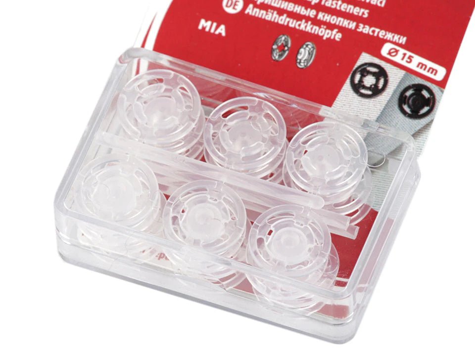 Attēls ar Piešujamas caurspīdīgas plastmasas spiedpogas – 7 mm, 10 mm, 13 mm un 15 mm – pieejams internetā Šarlotes audumi
