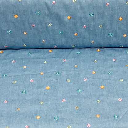 Image de tissu en denim léger pour robes et chemises avec petites fleurs brodées 135 g/m² – disponible chez Šarlotes audumi