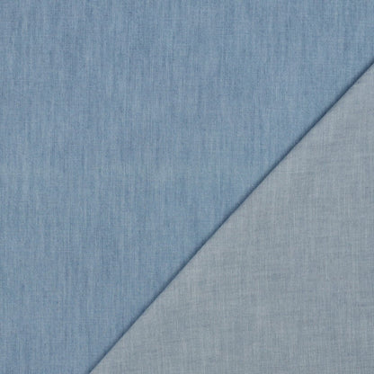 Image de tissu denim fin pour robes, chemises - bleu clair 135 g/m² – disponible chez Šarlotes audumi