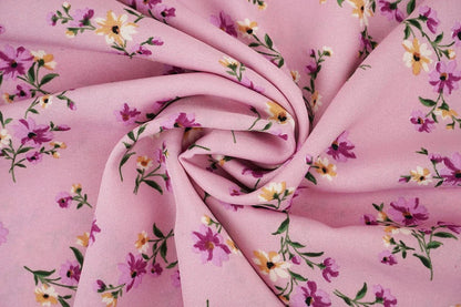 Image d’un tissu crêpe fin à fleurs roses – disponible en ligne chez Tissus Charlotte