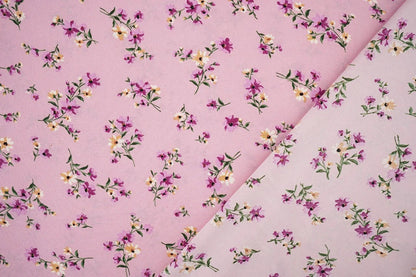 Image de tissu crêpe fin à fleurs roses – disponible en ligne chez Šarlotes audumi