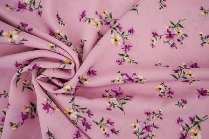 Image de tissu crêpe fin à fleurs rose, disponible en ligne chez Tissus Charlotte