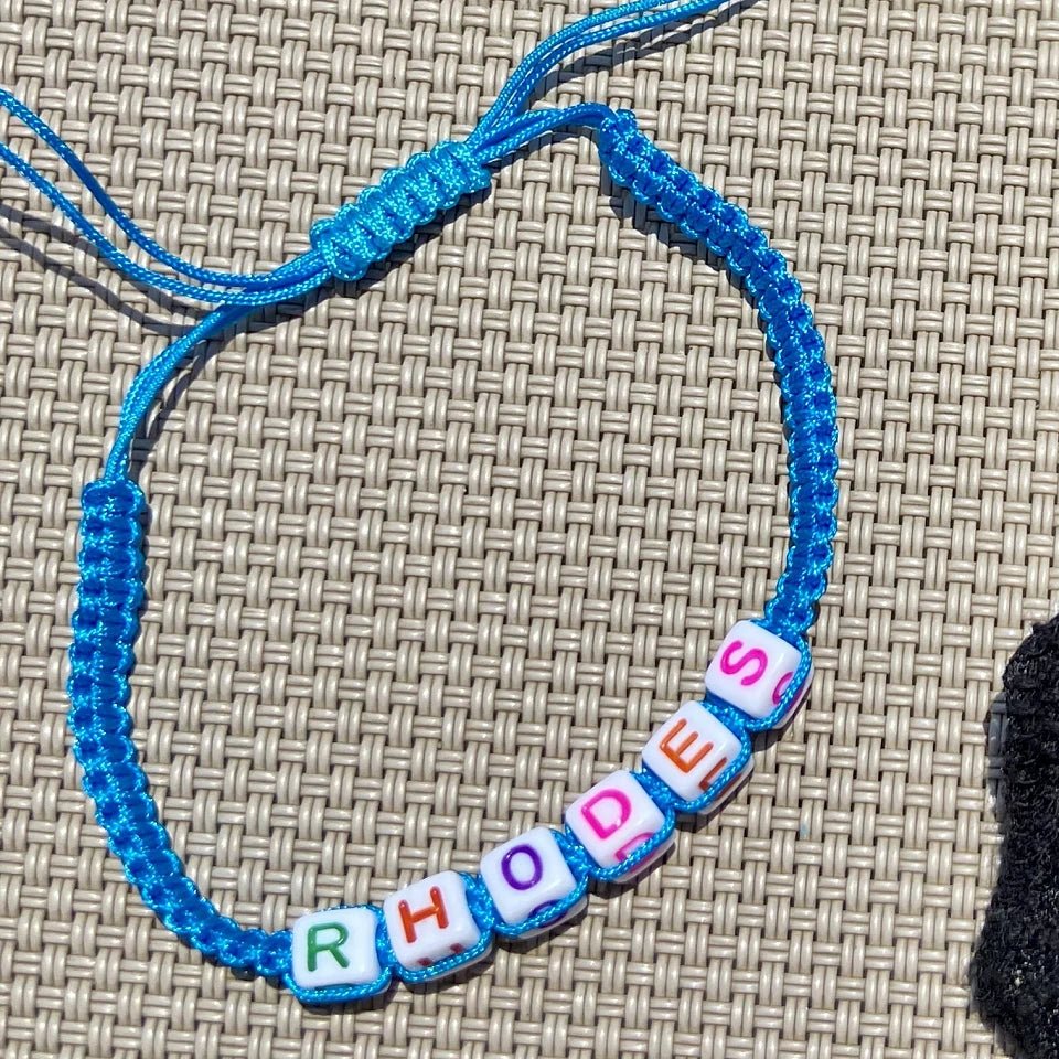 Attēls ar Plastmasas burtiņu pērlītes – kubiņi | 6 × 6 mm|10 grami – pieejams Šarlotes audumi