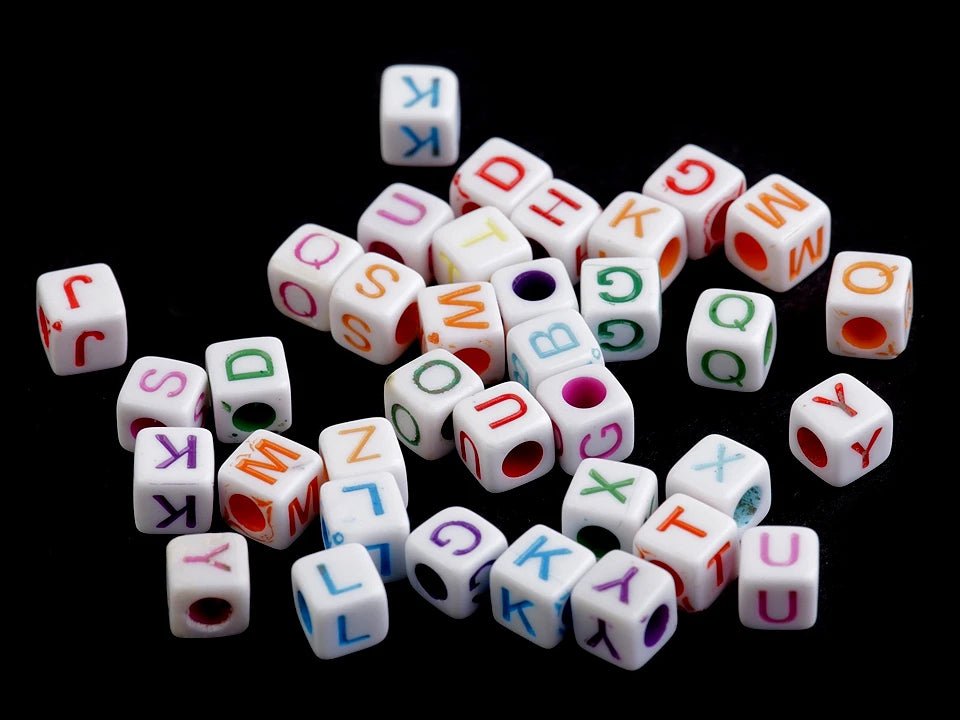 Attēls ar Plastmasas burtiņu pērlītes – kubiņi | 6 × 6 mm|10 grami – pieejams Šarlotes audumi