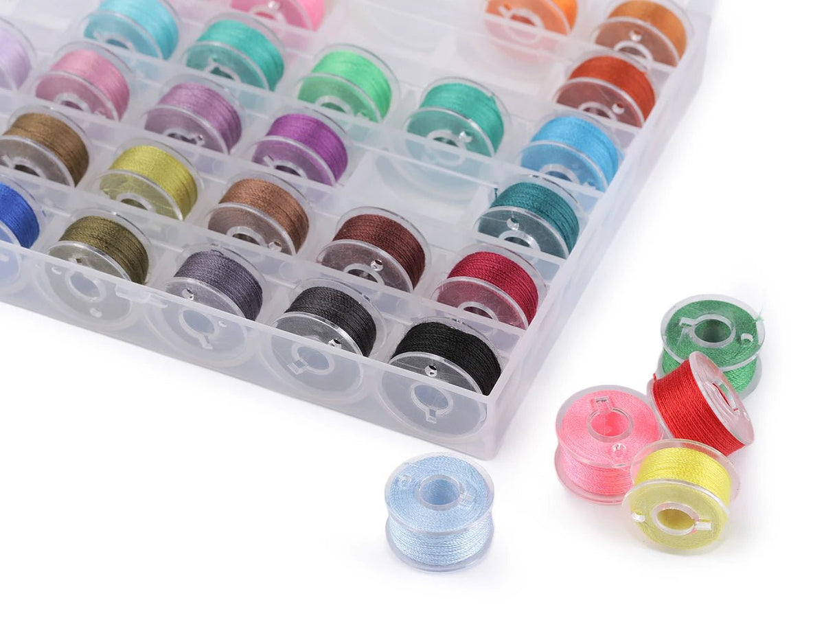 Attēls ar Plastmasas kastīte ar diega spolītēm – pieejams internetā Šarlotes audumi