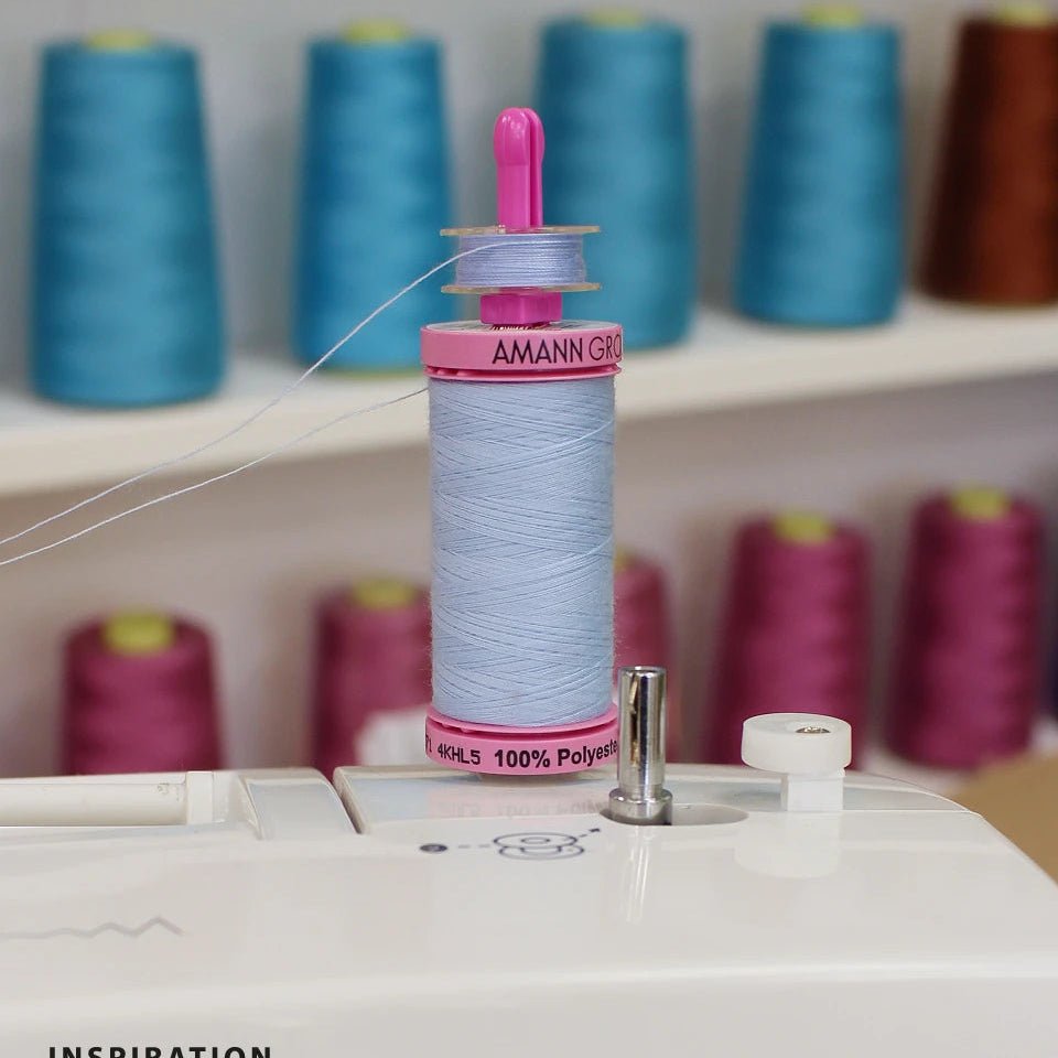 Attēls ar Plastmasas spolīšu turētājs (10 gab.) – ērts palīgs diegu uzglabāšanai – pieejams Šarlotes audumi