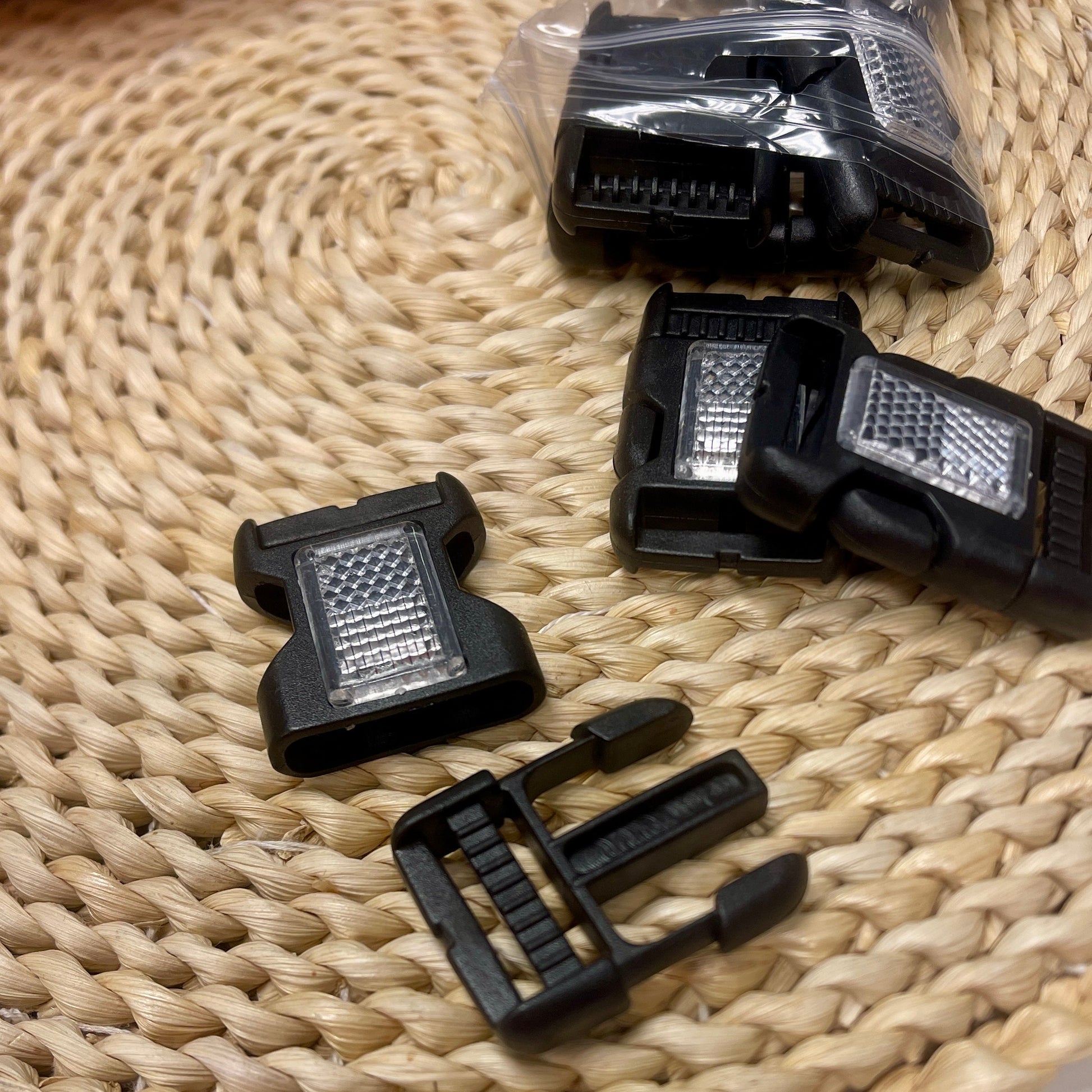 Attēls ar Plastmasas sprādze ar atstarotāju 25 mm - (iepakojumā 10 gb) – pieejams Šarlotes audumi