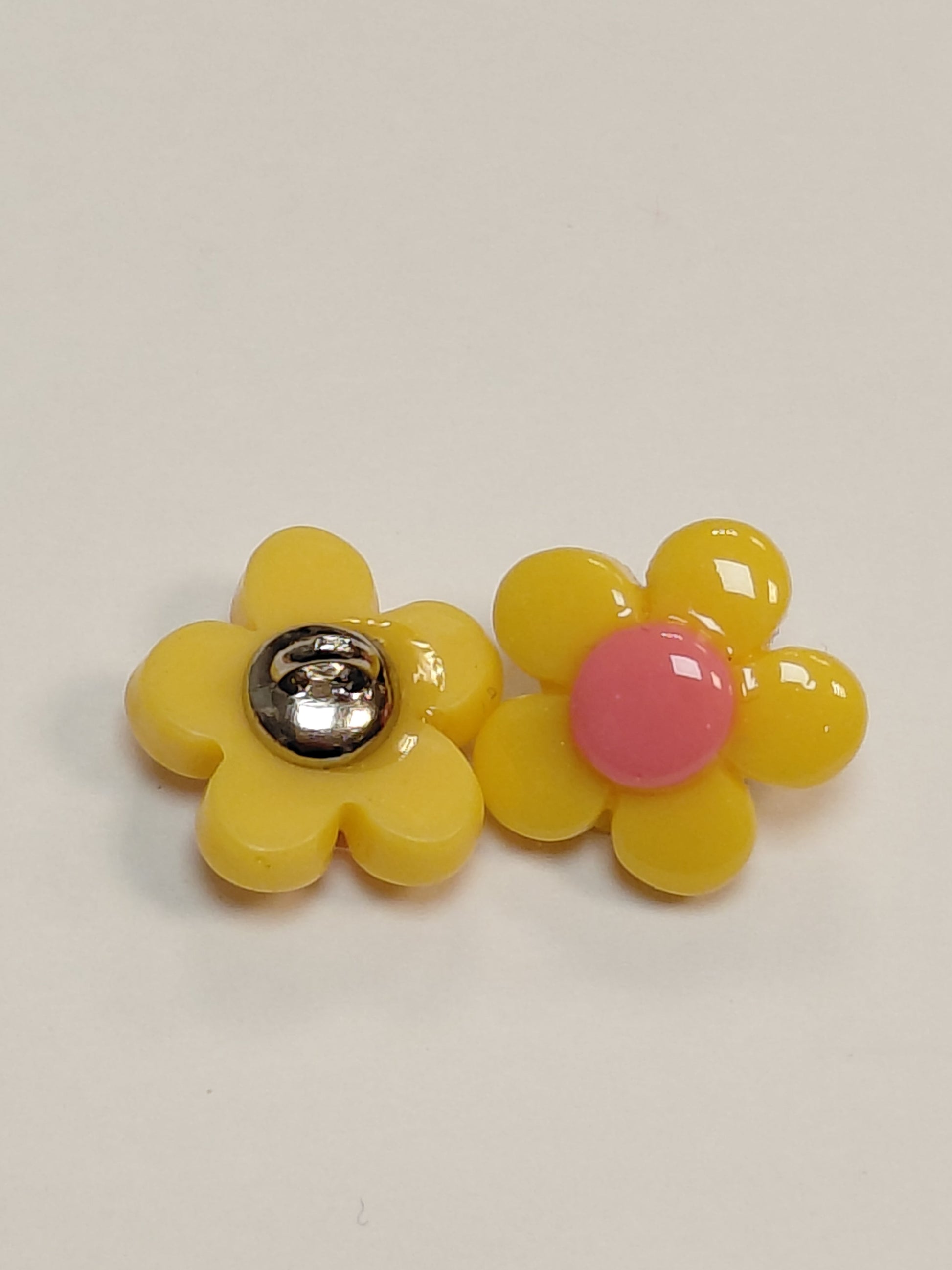 Attēls ar Pogas uz kājiņas 14 mm - dzeltens zieds – pieejams Šarlotes audumi